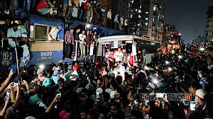 ঢাকার মালিবাগে বাসে ট্রেনের ধাক্কা, চলাচল ব্যাহত