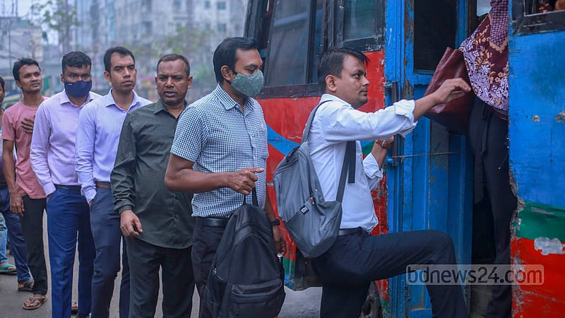 ঢাকার মোহাম্মদপুর বাস স্ট্যান্ডে রোববার সকালে লম্বা লাইনে দাঁড়িয়ে বাসে উঠছেন যাত্রীরা।&amp;nbsp;ছবি: তাওহীদুজ্জামান তপু