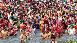 'পাপমুক্তির' স্নানে হাজারো পুণ্যার্থী