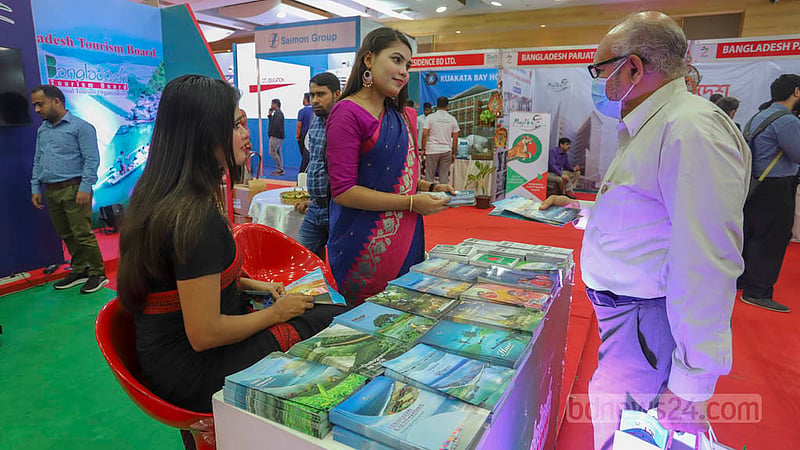 ঢাকার বঙ্গবন্ধু আন্তর্জাতিক সম্মেলন কেন্দ্রে টোয়াব আয়োজিত তিন দিনের ট্রাভেল অ্যান্ড ট্যুরিজম ফেয়ারের প্রথম দিন বৃহস্পতিবার একটি স্টলে দশনার্থী। ছবি: আসিফ মাহমুদ অভি