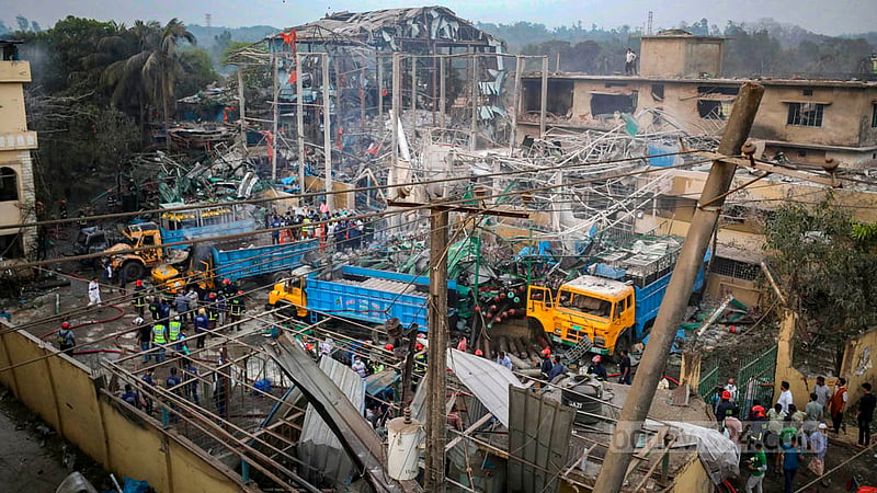 চট্টগ্রামের সীতাকুণ্ডে সীমা অক্সিজেন প্ল্যান্টে শনিবার বিকালে বিস্ফোরণের পর তা ধ্বংসস্তূপে পরিণত হয়।