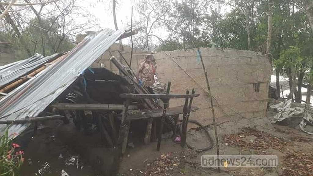 সাতক্ষীরায় এক মিনিটের ঝড়ে অর্ধশত ঘরবাড়ি বিধ্বস্ত