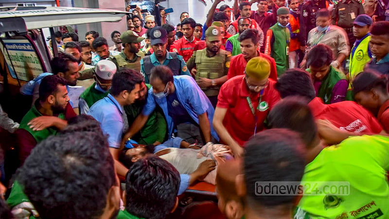 চট্টগ্রামের সীতাকুণ্ডে সীমা অক্সিজেন প্ল্যান্টে শনিবার বিকালে বিস্ফোরণের পর আহতদের নিয়ে যাওয়া হয় চট্টগ্রাম মেডিকেল কলেজ হাসপাতালে।