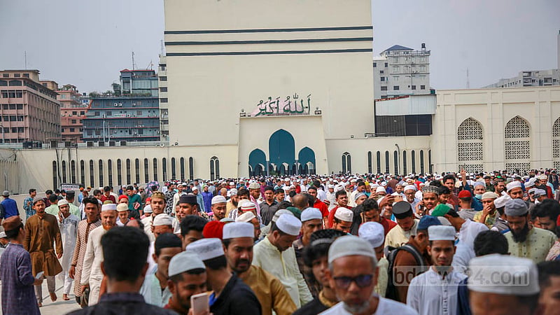 রোজার প্রথম শুক্রবার বায়তুল মোকাররম জাতীয় মসজিদে জুমার নামাজে অংশগ্রহণকারীর সংখ্যা ছিল চোখে পড়ার মতো। ছবি: তাওহীদুজ্জামান তপু