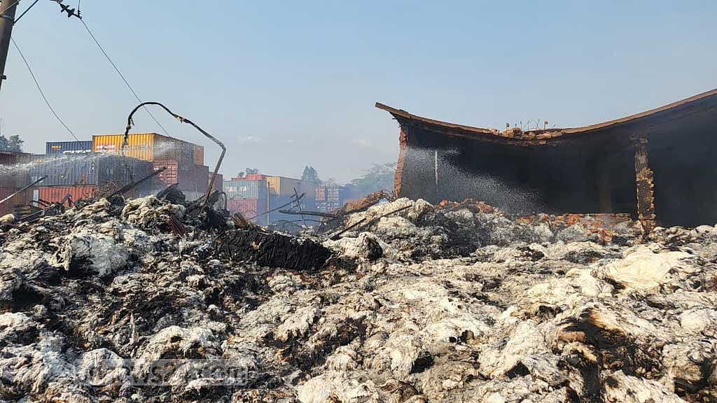 সীতাকুণ্ডে তুলার গুদামের আগুন নিভল ২১ ঘণ্টায়