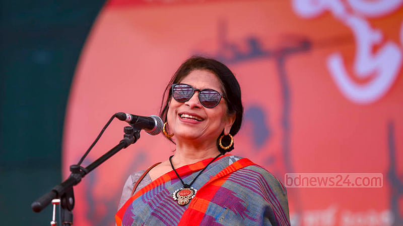ঢাকা বিশ্ববিদ্যালয়ের কেন্দ্রীয় খেলার মাঠে শুক্রবার মুক্তির উৎসবে বক্তব্য দেন মুক্তিযুদ্ধ জাদুঘরের ট্রাস্টি সারা যাকের।&amp;nbsp;ছবি: মাহমুদ জামান অভি