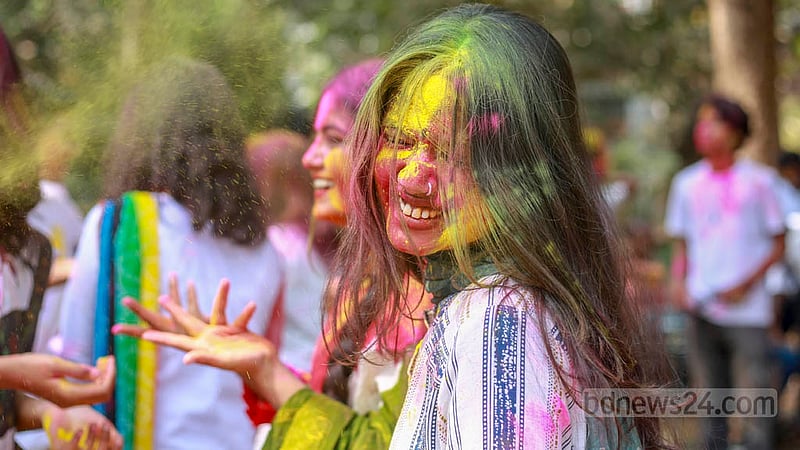 আবীর মাখা মুখ হল ক্যামেরায় বন্দি; বুধবার ঢাকা বিশ্ববিদ্যালয়ের চারুকলা অনুষদে রং উৎসবে। ছবি: তাওহীদুজ্জামান তপু