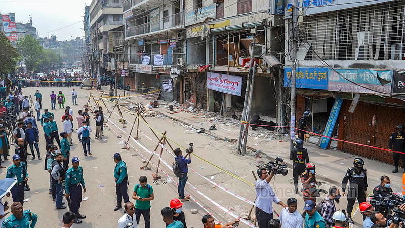 পুরান ঢাকার সিদ্দিক বাজারে ভয়াবহ বিস্ফোরণে ক্ষতিগ্রস্ত ভবনে তৃতীয় দিনের মত উদ্ধার অভিযানে ফায়ার সার্ভিসের কর্মীরা। ছবি: আসিফ মাহমুদ অভি