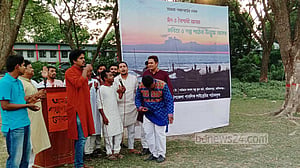 শান্ত বিকালের ঈদ আড্ডায় গাছতলায় বসে পুঁথিপাঠ