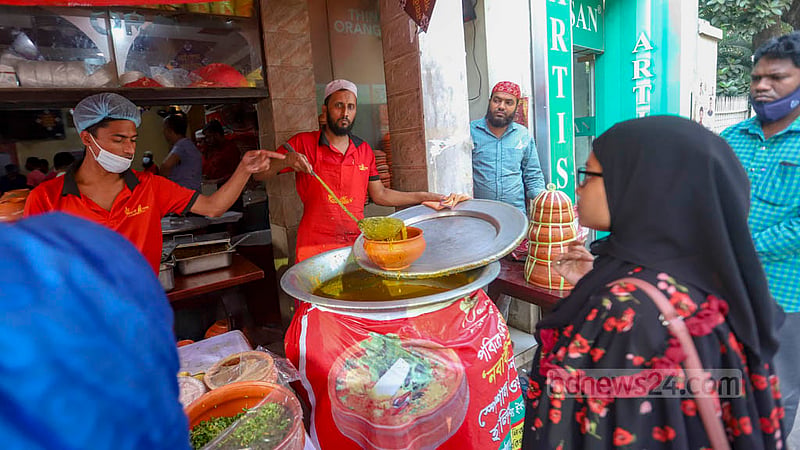 ঢাকার বেইলি রোডের ইফতার বিক্রির দোকানগুলোতে বিকাল হতে না হতেই ক্রেতা-বিক্রেতার হাঁকডাকে সরগরম হতে শুরু করে।&amp;nbsp;ছবি: মাহমুদ জামান অভি