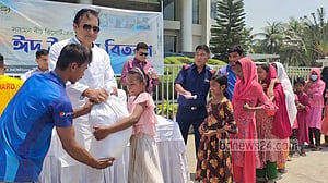কক্সবাজারে হোটেলকর্মী, সার্ফার, পরিচ্ছন্নকর্মী ও ছিন্নমূলদের জন্য ঈদ উপহার