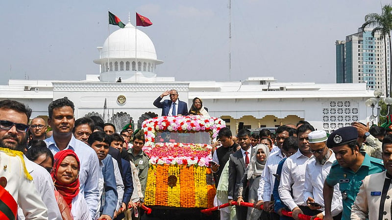 সদ্য বিদায়ী রাষ্ট্রপতি মো. আবদুল হামিদের জন্য ফুলে সাজানো প্যারেড কারে ছিলেন তার স্ত্রী রাশিদা খানমও।