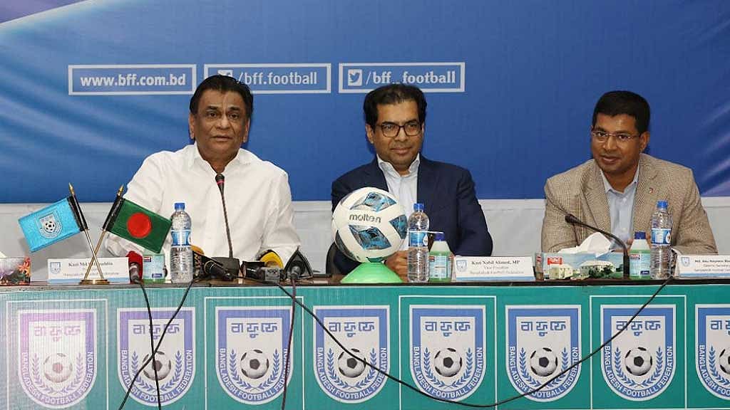 নিষিদ্ধ সোহাগকে নিয়ে সবার মুখে ছিপি!