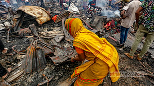 বঙ্গবাজারে ধ্বংসস্তূপে কুড়ানোর পালা