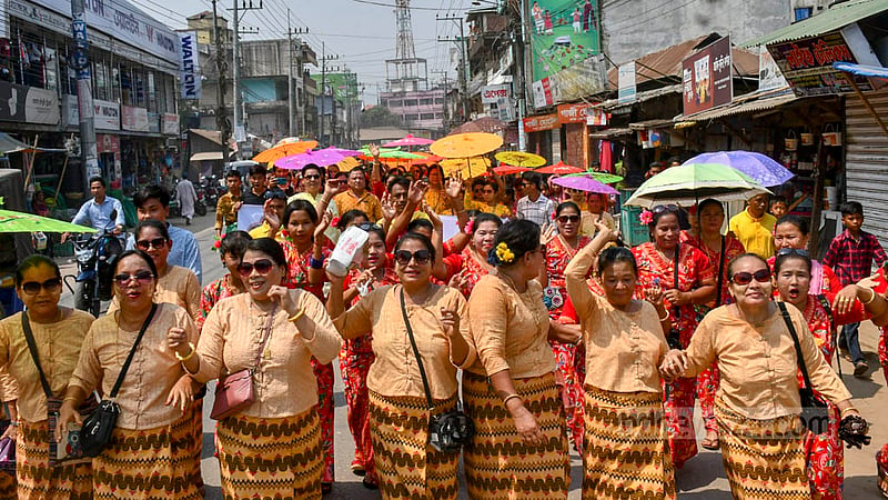 খাগড়াছড়িতে মঙ্গলবার বৈসাবি বর্ষবরণের বর্ণিল শোভাযাত্রা। ছবি: সমির মল্লিক