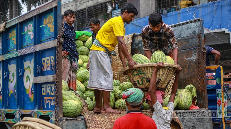 পুরান ঢাকার ওয়াইজঘাটে ট্রাক থেকে তরমুজ নামাচ্ছেন শ্রমিকরা।&amp;nbsp;ছবি: তাওহীদুজ্জামান তপু