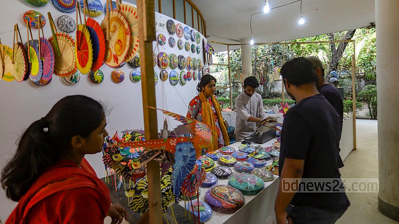 বর্ষবরণ উৎসবে ঢাকা বিশ্ববিদ্যালয়ের চারুকলা অনুষদের প্রবেশ মুখে শিক্ষার্থীদের স্টলে বিক্রি হবে নানা শিল্প কর্ম।&amp;nbsp;ছবি: মাহমুদ জামান অভি