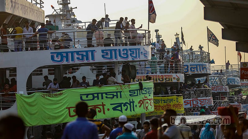 পদ্মা সেতু চালু হওয়ার এবার লঞ্চে চিরচেনা ভিড় নেই। বাড়ি ফিরতে বিপুল সংখ্যক মানুষ সড়ক পথ বেছে নেওয়ায় হারিয়ে যেতে বসেছে লঞ্চের জৌলুস।&amp;nbsp;ছবি: মাহমুদ জামান অভি