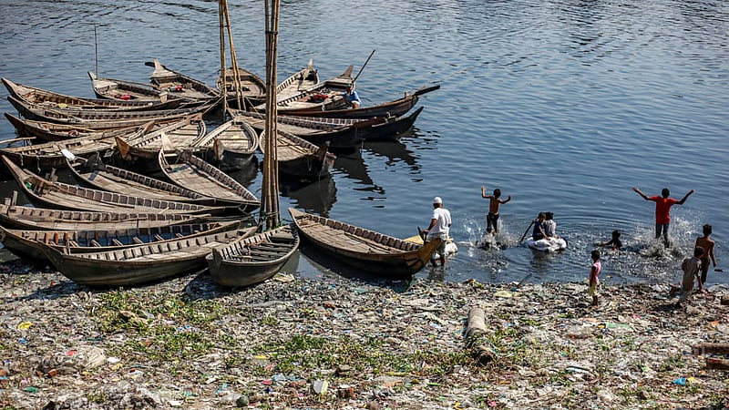 ঢাকার কামরাঙ্গীরচর এলাকায় বুড়িগঙ্গার ময়লা ও দূষিত কালো পানিতে জলকেলিতে মেতেছে শিশুরা।&amp;nbsp;ছবি: তাওহীদুজ্জামান তপু