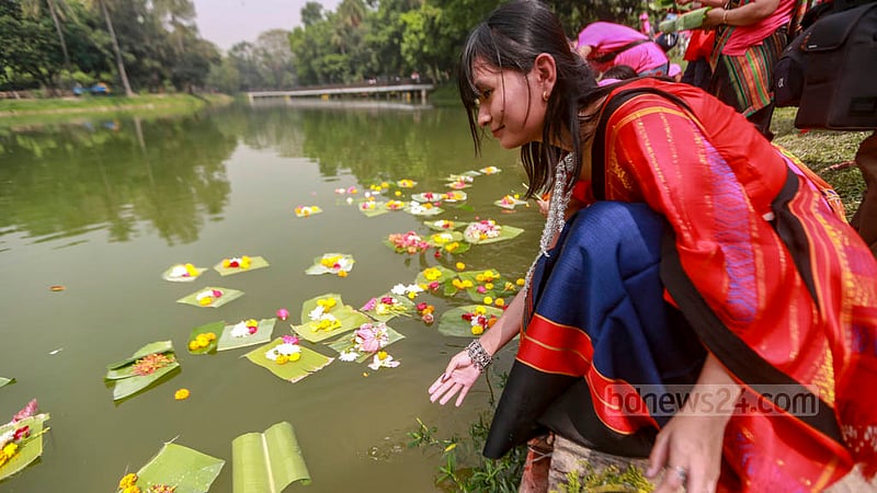 বৈসাবিতে ঢাকার রমনা পার্কে বুধবার দেবতার উদ্দেশে লেকের পানিতে ফুল ভাসাচ্ছেন এক তরুণী।&amp;nbsp;ছবি: তাওহীদুজ্জামান তপু