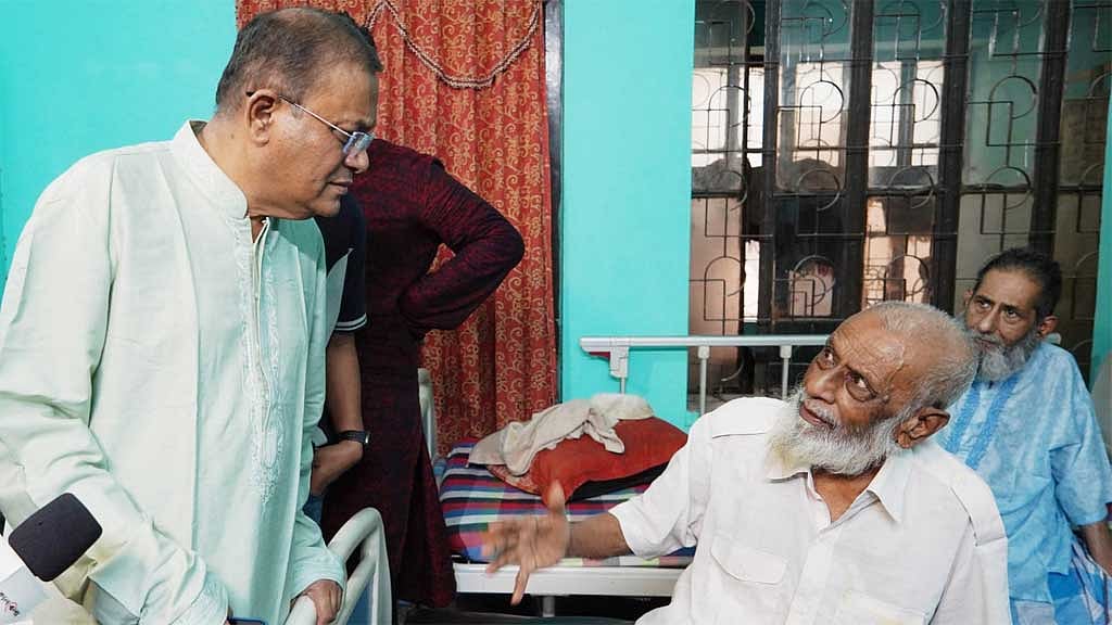 অনাথ আশ্রমে বৃদ্ধ ও শিশুদের সঙ্গে সময় কাটালেন তথ্যমন্ত্রী
