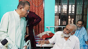অনাথ আশ্রমে বৃদ্ধ ও শিশুদের সঙ্গে সময় কাটালেন তথ্যমন্ত্রী