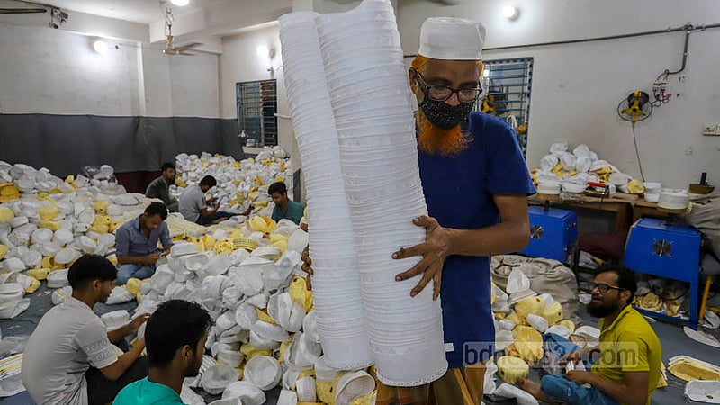 সামনে ঈদ, এই সময়ে দিনরাত ব্যস্ত সময় পার করছে টুপি কারখানার কারিগর। ছবি: আসিফ মাহমুদ অভি