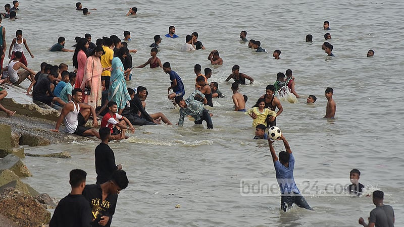 ঈদের দ্বিতীয় দিন রোববার পতেঙ্গা সমুদ্র সৈকতের পানিতে ভিজতে দেখা যায় অনেককেই।&amp;nbsp;ছবি: সুমন বাবু