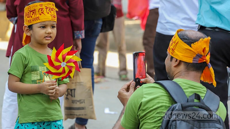 বৈশাখী সাজে শুক্রবার বর্ষবরণ উৎসবে এসেছিল শিশুরাও।&amp;nbsp;ছবি: আসিফ মাহমুদ অভি
