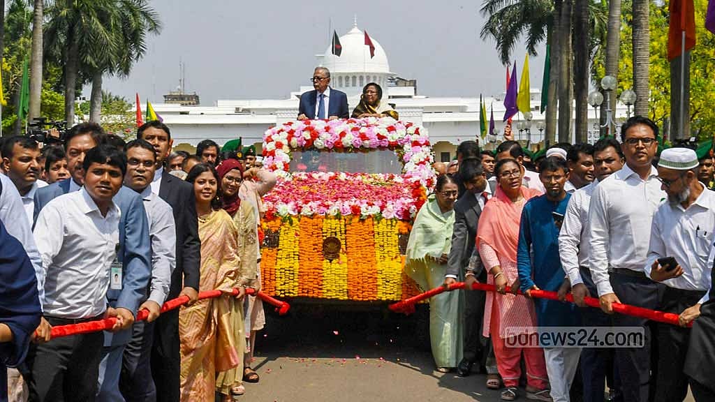 সাড়ম্বরে, পুষ্পবৃষ্টিতে বঙ্গভবন থেকে বিদায় আবদুল হামিদের