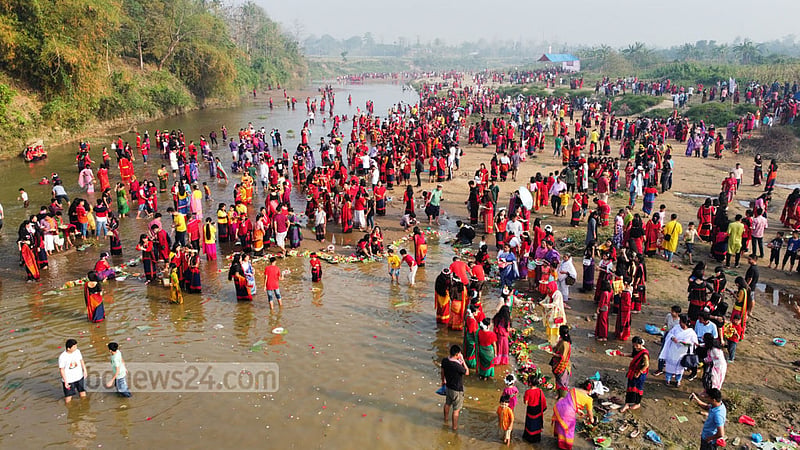 ঐতিহ্যবাহী পোশাক পরে বন থেকে সংগ্রহ করা নানা ফুল ভোরের সূর্যোদয়ের সঙ্গে সঙ্গে নদীর জলে ভাসায়। পরে নদীর পাড়ে দেবীর উদ্দেশে প্রার্থনা করেন চাকমা তরুণ-তরুণীরা। ছবি: সমির মল্লিক