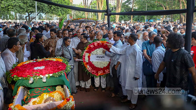 কেন্দ্রীয় শহীদ মিনারে প্রবীণ রাজনীতিক পঙ্কজ ভট্টাচার্যকে শ্রদ্ধা জানানো হয় আওয়ামী লীগের পক্ষ থেকে।&amp;nbsp;ছবি: মাহমুদ জামান অভি