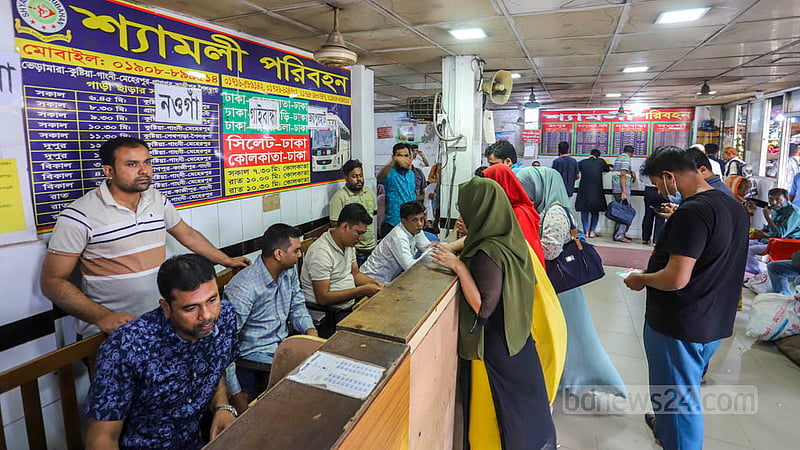 রোজার ঈদ সামনে রেখে শুক্রবার বাসের অগ্রিম টিকেট বিক্রি শুরু হয়েছে; কল্যাণপুরে বাসের কাউন্টারে যাত্রীদের তেমন ভিড় দেখা যায়নি।&amp;nbsp;ছবি: আসিফ মাহমুদ অভি