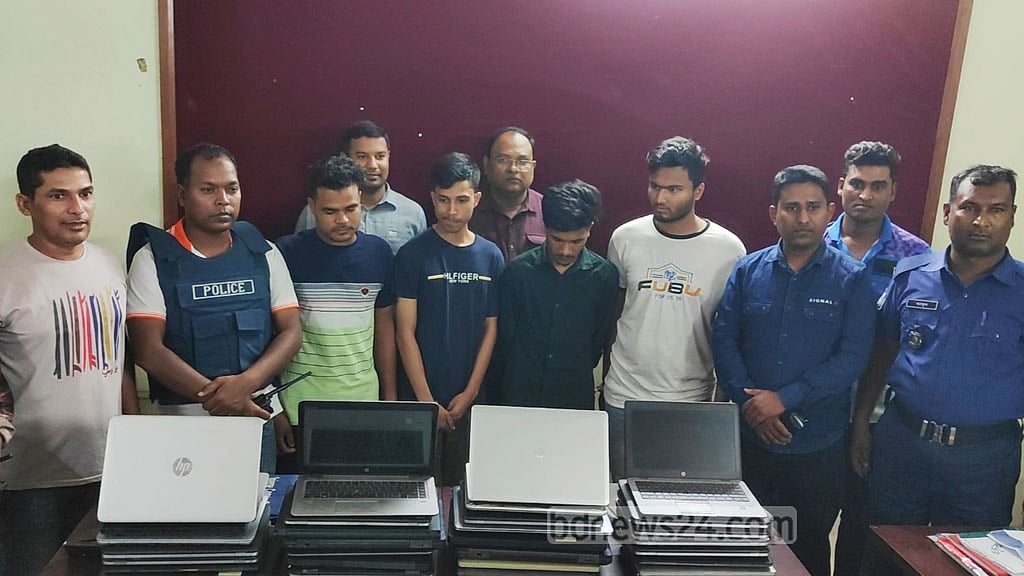 ঠাকুরগাঁওয়ে পর্নগ্রাফি তৈরির অভিযোগে চার যুবক আটক, ২৯ ল্যাপটপ জব্দ