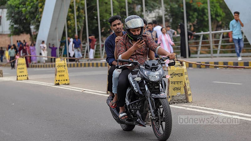 শুধু ঈদের ছুটি বলে নয়, বেপরোয়া গতিতে হাতিরঝিলে মোটরসাইকেল চালানোর এ চিত্র অনেকটা নিয়মিত হয়ে উঠেছে যে কোনো বন্ধের দিনে।&amp;nbsp;ছবি: মাহমুদ জামান অভি