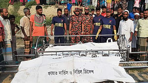 পটুয়াখালীতে ট্রলার ডুবি: বরসহ ৪ নিখোঁজের মরদেহ উদ্ধার