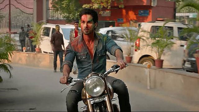 ‘নীল টিকের’ জন্য মাস্ককে ধাওয়া শহিদ কাপুরের!