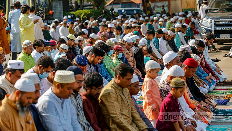 জাতীয় ঈদগাহে শনিবার ঈদুল ফিতরের জামাতে অংশ নেন সব বয়সের, সব শ্রেণি পেশার মানুষ।&amp;nbsp;ছবি: মাহমুদ জামান অভি