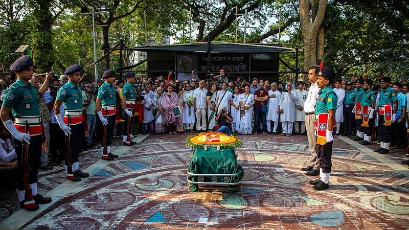 কেন্দ্রীয় শহীদ মিনারে প্রবীণ রাজনীতিক বীর মুক্তিযোদ্ধা পঙ্কজ ভট্টাচার্যকে গার্ড অব অনার দেওয়া হয়।&amp;nbsp;ছবি: মাহমুদ জামান অভি