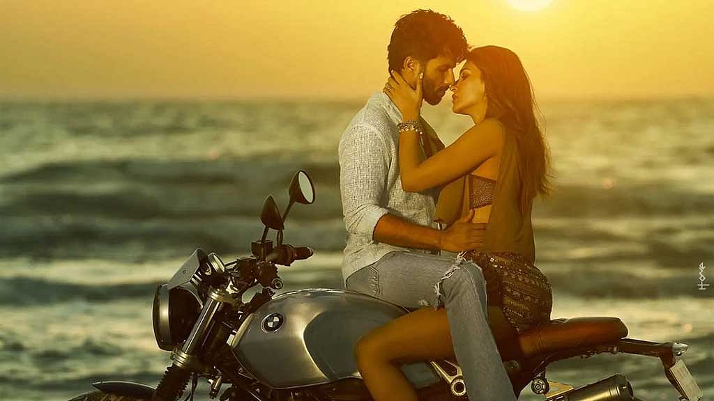 ‘অসম্ভব’ প্রেমে শহিদ-কৃতি
