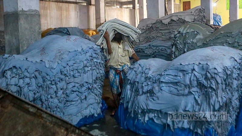 সাভারে হেমায়েতপুরে ট্যানারি ফ্যাক্টরিতে প্রথম ধাপে প্রস্তুত করা চামড়া এক শ্রমিক মাথায় করে টেনে তুলছেন ঠেলা গাড়িতে।&amp;nbsp;ছবি: তাওহীদুজ্জামান তপু