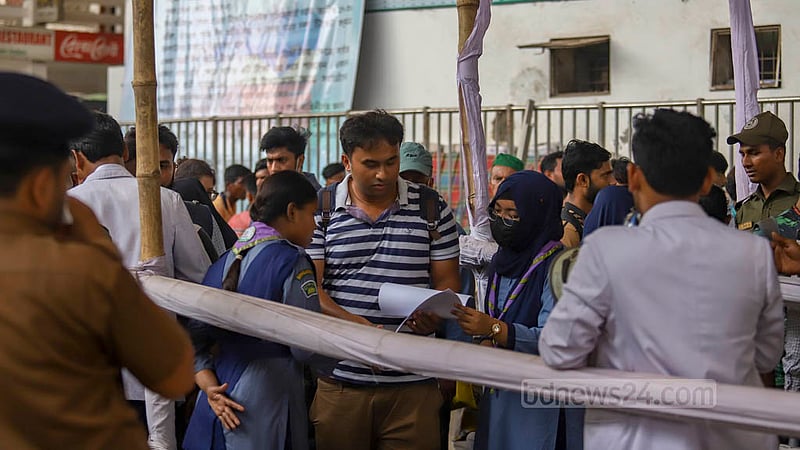 কমলাপুর রেলওয়ে স্টেশনের বাইরে বাঁশ দিয়ে বানানো হয়েছে প্রবেশপথ, টিকেট ছাড়া ঢুকতে দেওয়া হচ্ছে না কাউকেই।&amp;nbsp;ছবি: মাহমুদ জামান অভি