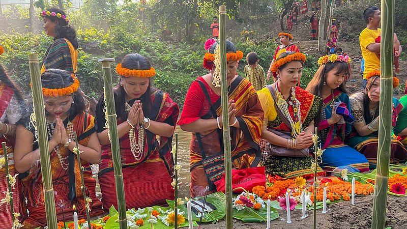 খাগড়াছড়ির খাগড়াপুর এলাকায় পাহাড়ি ছড়ার পাশে ‘বৈসু’ উৎসবে প্রার্থনারত ত্রিপুরা নারীরা।&amp;nbsp;ছবি: সমির মল্লিক