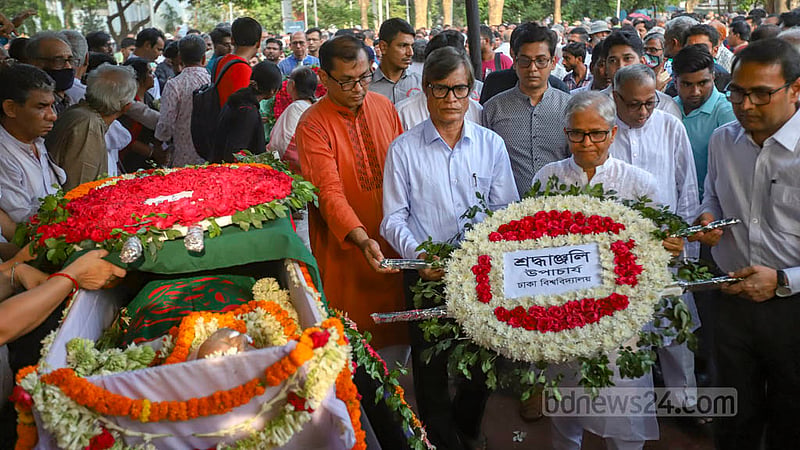 কেন্দ্রীয় শহীদ মিনারে প্রবীণ রাজনীতিক পঙ্কজ ভট্টাচার্যকে শ্রদ্ধা জানান ঢাকা বিশ্ববিদ্যালয়ের উপাচার্য মোহাম্মদ আখতারুজ্জামান।&amp;nbsp;ছবি: মাহমুদ জামান অভি