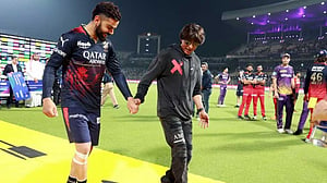 কোহলিকে ‘ঝুমে জো পাঠান’র স্টেপ শেখালেন শাহরুখ খান
