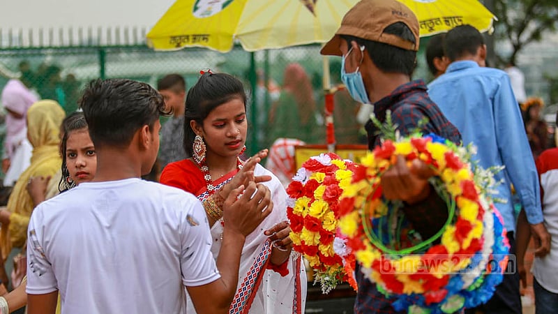 ঢাকার হাতিরঝিলে শনিবার ঈদ আনন্দ উদযাপন করতে আসা নারীদের লক্ষ্য করে নানান রঙের প্লাস্টিক ফুলের টায়রা হাতে বিক্রেতারা।&amp;nbsp;ছবি: তাওহীদুজ্জামান তপু