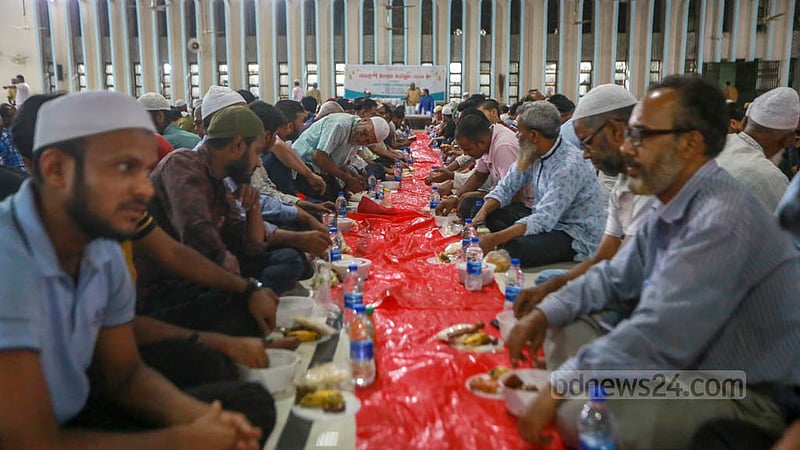 জাতীয় মসজিদ বায়তুল মোকাররমে বৃহস্পতিবার ইফতারের অপেক্ষায় রোজাদারেরা। ছবি: তাওহীদুজ্জামান তপু