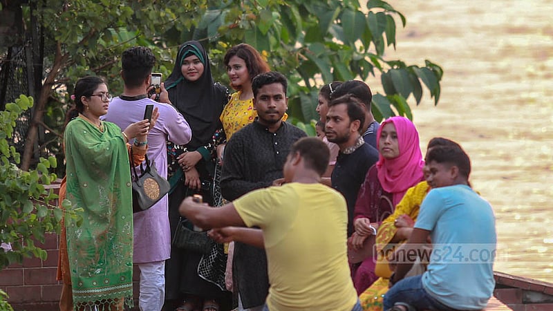 হাতিরঝিলে ঈদের আনন্দ উপভোগে পরিবার ও বন্ধুদের সঙ্গে অনেকেই ঘুরতে আসেন।&amp;nbsp;ছবি: তাওহীদুজ্জামান তপু