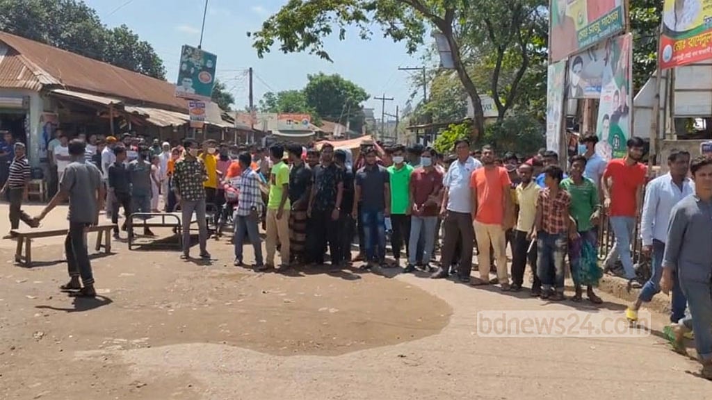 গাজীপুরে দিনভর সড়ক অবরোধ, সন্ধ্যায় বেতন পরিশোধ