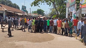 গাজীপুরে দিনভর সড়ক অবরোধ, সন্ধ্যায় বেতন পরিশোধ